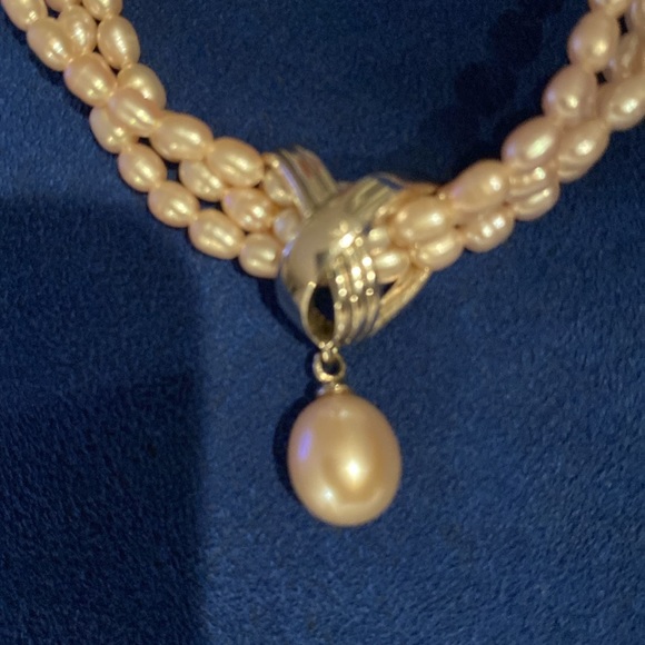 Beautiful authentic pink pear necklace with larger white Pearl center. - Picture 4 of 4